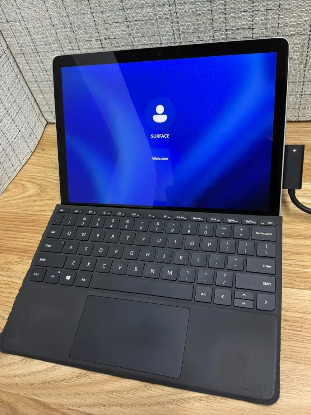 Microsoft Surface Go 2 128GB 8GB RAM Intel m3 Keyboard & Charger